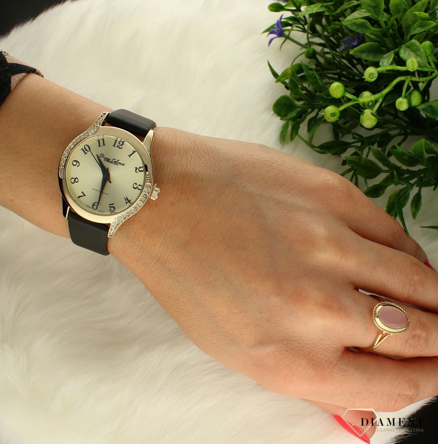 Zegarek damski na czarnym satynowym pasku Bruno Calvani BC3500 GOLD. W zegarku zamontowano pasek satynowy w czarnym kolorze. Zegarek damski na pasku. Zegarek damski z cyrkoniami. Zegarek damski Bruno Calvani w złotym kolorz  (3).jpg